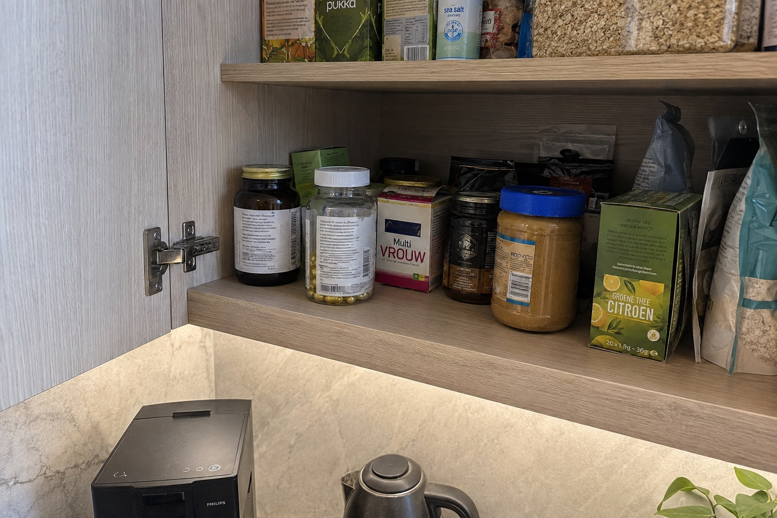 Keukenkastje met halfvolle potjes supplementen